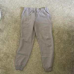 Lululemon on the fly carbon gray joggers size 6